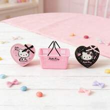 Miniso Sanrio Hello Kitty 閃亮派對系列棉花糖粉撲組－心形雙頭粉撲（粉色與黑色），附 Hello Kitty 圖案，附粉色塑膠收納籃，柔軟蓬鬆觸感，適合日常化妝與補妝（1件） - 彩色 - 查看 2