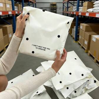 20 st/förpackning elfenbensvita prickiga kurirkassar, lämpliga för skolstart, examen, bröllop, födelsedagar och andra tillfällen, kan användas som presentkassar, tjocka plastförvaringskassar, resväskor, klädkassar, tillämpliga för skolstart, skolmaterial, skola, kontor, transport, frakt och utskick etc.