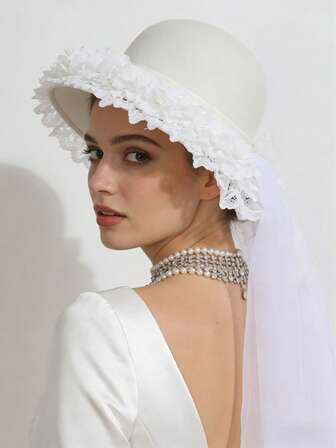 Sombrero de novia tipo pillbox blanco con volantes y velo de perlas para ceremonia de boda