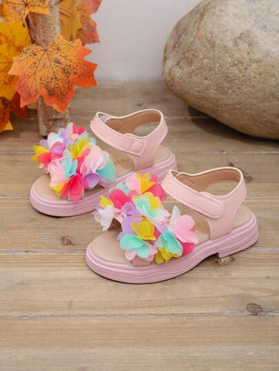 这款儿童粉色多色立体花朵厚底凉鞋适合夏季生活、休闲穿着、轻度正式场合、与玩伴约会、日常外出和户外聚会。