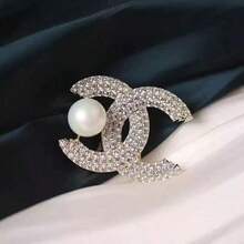 1Pc High-End Double C Pearl Diamond Brooch - French Chic Letter Pin Temperament Corsage For Suit Party Anti-Slip Gift Accessory - Gold - View 3