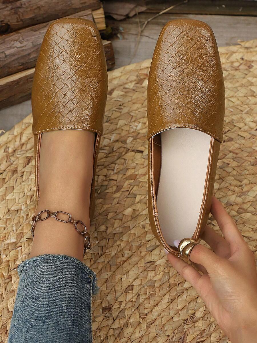 2026新款加大码休闲套脚编织透气平底鞋，时尚方头软底乐福鞋，棕色