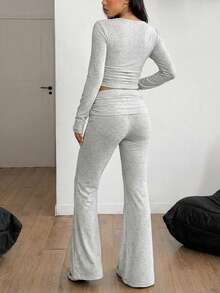 Design cu talie plisată + detalii scurte, mânecă lungă, decolteu adânc în V, croială evazată pe picior, croială slim, material elastic din bumbac, set gri deschis (top + pantaloni evazați). Stil sportiv sexy, european și american, potrivit pentru fitness, cumpărături, ținute stradale. Ideal pentru primăvară și toamnă, excelent pentru fitness cu prietenii sau fotografie stradală.