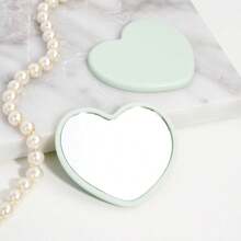 单面心形口袋镜，多种颜色可选，心形设计俘获女性芳心，适用于浴室、补妆，是圣诞节、婚礼、情人节、母亲节等节日送礼的理想之选，表达爱意。