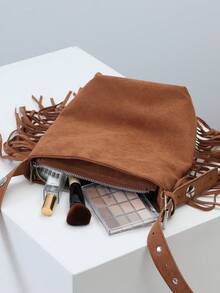 仿麂皮水桶包，配大铆钉肩带，流苏单肩包，复古风斜挎包，Y2K 机车包，棕色，时尚新品。