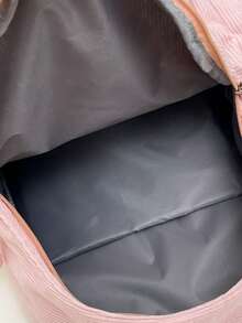 这款新款尼龙纯色小号休闲背包适合小学生、教室使用，男女皆宜。它轻便透气、耐磨防水，适合短途户外活动。背包背面的储物袋采用拉链设计。这是一款时尚休闲、轻便多功能的男士小号背包，适合上学、通勤及其他各种场合。 - 粉色 - 查看 5