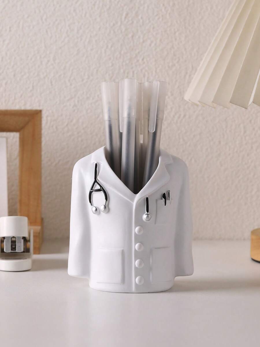 1个创意笔筒，医生白大褂造型，兼具笔筒和花瓶功能，树脂材质，实用又富有创意，为桌面增添独特的医疗主题艺术气息，是送给家人、朋友的理想礼物，也适合新年、生日、情人节、父亲节、母亲节、感恩节等场合，非常适合收纳书写工具和笔，可作铅笔盒、文具包使用。 - 查看 1