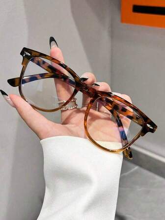 一副时尚无度数眼镜，可爱百搭，适合日常生活、办公、阅读、看电视、玩游戏、手机装饰等场合。