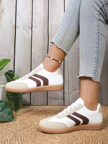 Zapatillas de deporte con cordones de color a bloques de estilo retro para mujer, suela de goma cómoda y casual, multicolor, versátil para uso diario y de oficina, livianas y de moda de corte bajo - Blanco - Ver 4