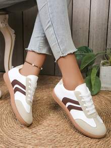 Zapatillas de deporte con cordones de color a bloques de estilo retro para mujer, suela de goma cómoda y casual, multicolor, versátil para uso diario y de oficina, livianas y de moda de corte bajo - Blanco - Ver 2