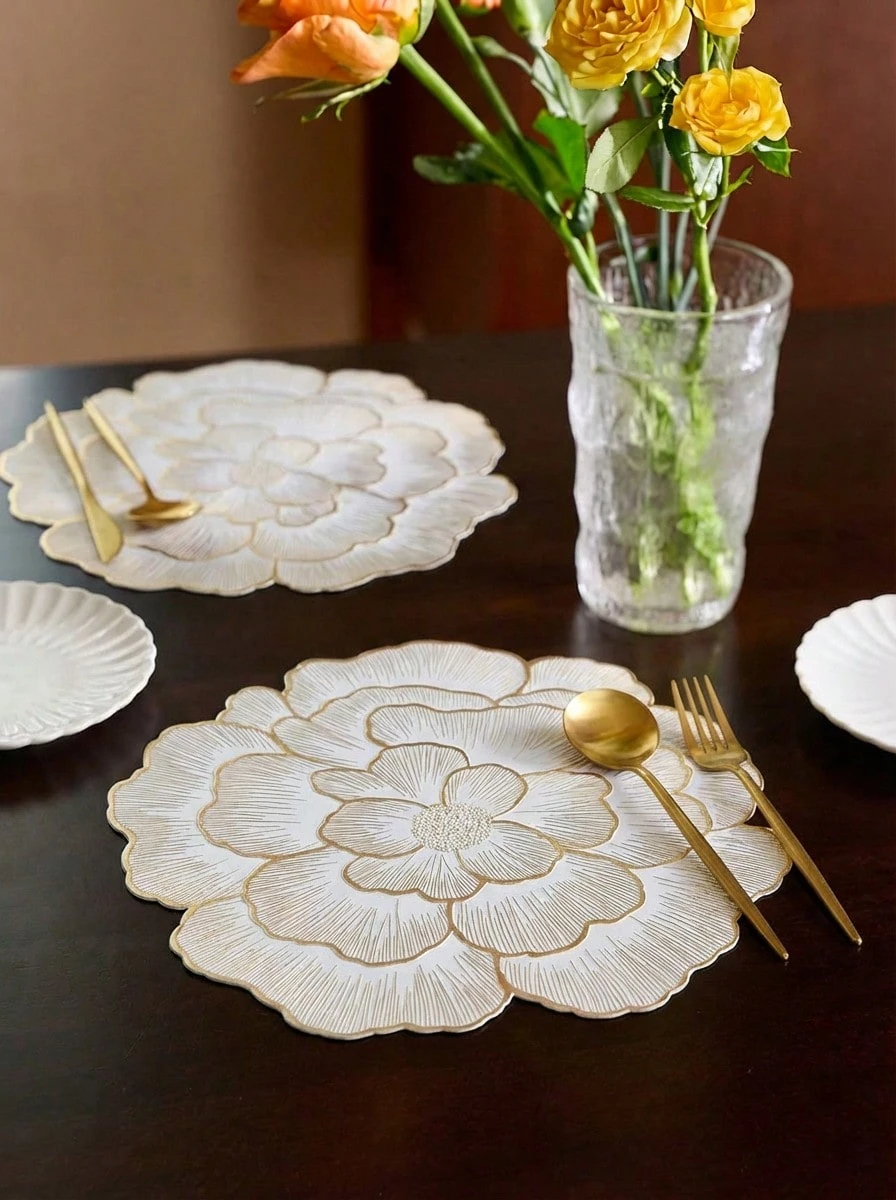 Cirelle 1-8 件金色花朵图案 PVC 餐垫，可水洗，易清洁，可擦拭，防滑，耐热，节日婚礼派对餐桌装饰 - 金色 - 查看 1