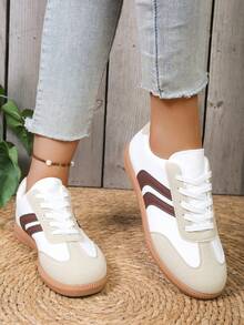 Zapatillas de deporte con cordones de color a bloques de estilo retro para mujer, suela de goma cómoda y casual, multicolor, versátil para uso diario y de oficina, livianas y de moda de corte bajo - Blanco - Ver 3