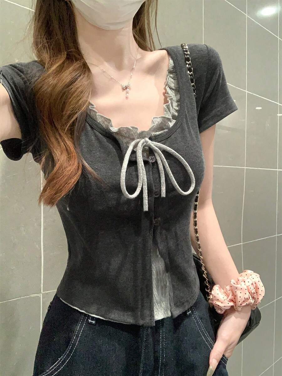 Atasan Kaos Lengan Pendek 2 in 1 Kasual Gaya Korea Musim Panas dengan Warna Kontras, Kerah Persegi, dan Ikatan Depan - Grey - View 1