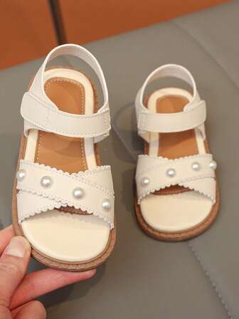 1 par de sandalias planas de estilo princesa para niñas bebés/niñas pequeñas de 3 a 15 años, de material de PU beige con decoración de perlas blancas, antideslizantes y suaves, adecuadas para uso diario, fiestas de cumpleaños, juego, escuela, caminata casual, versátiles, nuevos lanzamientos de primavera/verano 2026