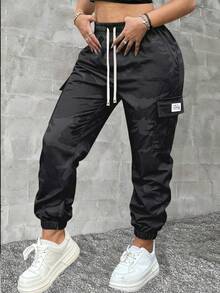 女士深色迷彩工装裤，多口袋设计，裤脚抽绳，宽松版型，街头风，搭配露脐上衣和复古运动鞋，打造运动造型，适合休闲外出和春季时尚聚会。 - 黑色 - 查看 2