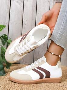 Zapatillas de deporte con cordones de color a bloques de estilo retro para mujer, suela de goma cómoda y casual, multicolor, versátil para uso diario y de oficina, livianas y de moda de corte bajo - Blanco - Ver 6