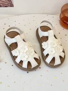 1双女童平底凉鞋,饰有3D立体花朵和仿珍珠纽扣,设计可爱俏皮(鞋面3D花朵+仿珍珠纽扣装饰,整体风格可爱俏皮),PU材质,防滑低跟,踝带设计,平底柔软可爱凉鞋,适合家庭野餐、轻艺术市集等场合。 - 米色 - 查看 3