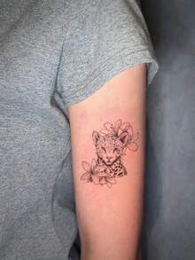 1张可水洗猎豹与百合花临时纹身贴纸，手臂野性与优雅元素组合，黑白线条防水防汗持久假纹身贴纸 - 黑色 - 查看 3