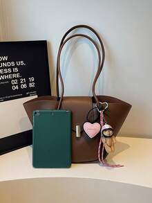 Chiếc túi xách da PU màu nâu nguyên chất cao cấp, thời trang và đa năng này có nội thất rộng rãi. Bên ngoài được trang trí bằng một chiếc móc khóa hình gấu đội mũ bảo hiểm, toát lên vẻ cổ điển tinh tế. Túi có khóa nam châm và hai quai xách, cho phép bạn đeo vai hoặc xách tay. - Cà phê - Xem 6