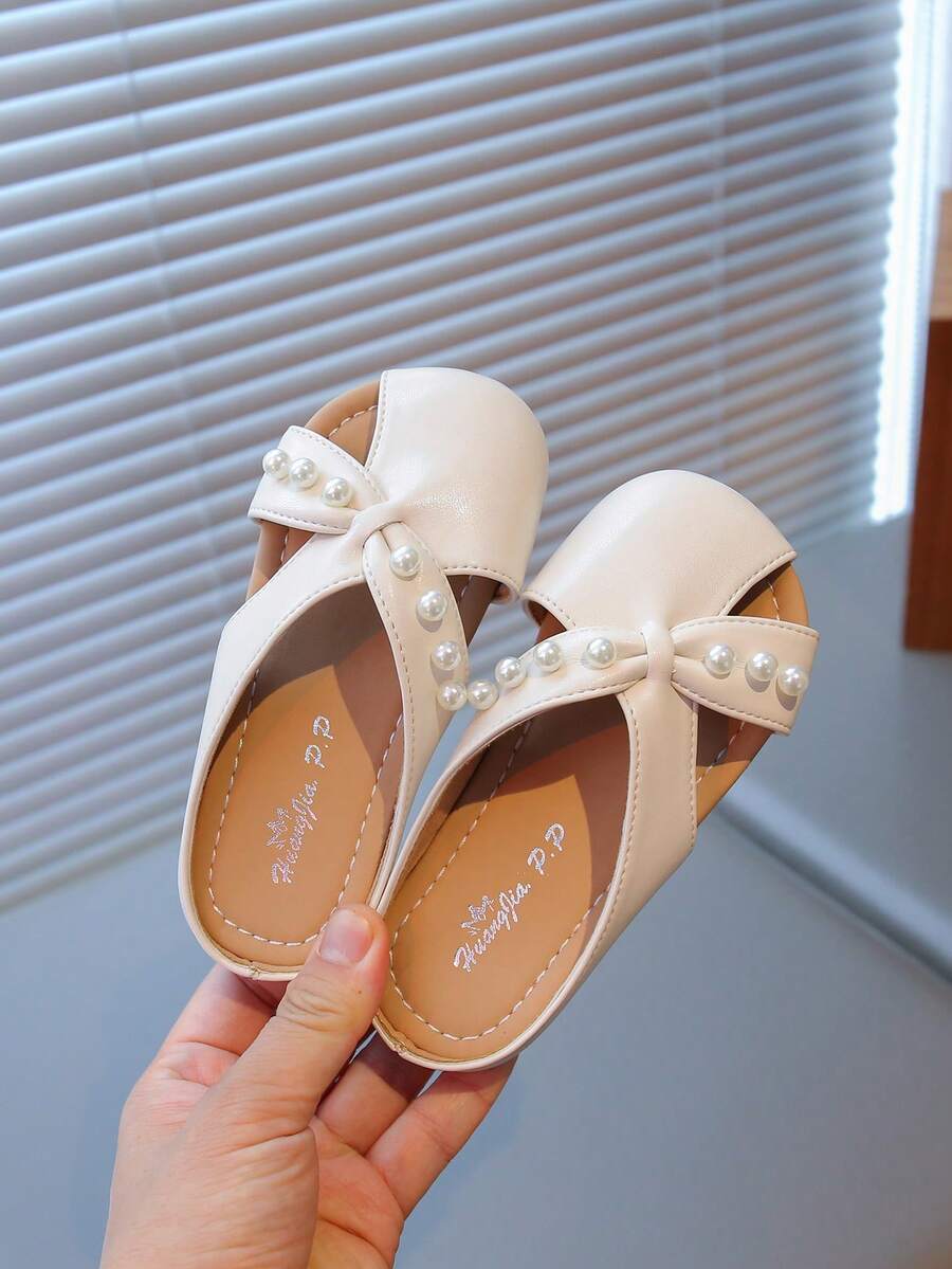 2026 Summer New Girls Princess Style Sweet Lace Hollow Pearl Bow Sandals, Made Of Artificial Leather And Lace, Breathable And Comfortable, Easy To Wear And Take Off. Essential Item For Daily Wear, School Parties And Summer Outings. This Sandal Is Fashionable And Versatile, Ideal Choice For Children's Princess Shoes. Soft Sole Won't Rub Feet. Also An Ideal Gift Choice For Holidays. - Beige - View 1