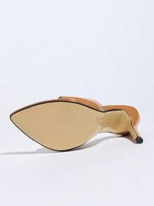 Dép bít mũi cao gót tráng gương dành cho nữ, kiểu dáng cổ điển cho mùa xuân/hè, phù hợp cho hộp đêm, quán bar, tiệc tùng, hoạt động ngoài trời, sự kiện trang trọng, đi làm và mặc thường ngày. Đặc điểm nổi bật: mũi nhọn, gót cao mảnh, hở mũi gợi cảm, tráng gương, chất liệu màu trơn thân thiện với da, thiết kế xỏ chân tiện lợi, màu kaki thanh lịch, gót cao thời trang. - Màu Khaki - Xem 8