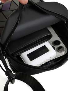 男士方形单肩包，配有可调节肩带，轻便易携，是夏季旅行的必备单品，适合徒步旅行、户外通勤，采用尼龙材质，纯色设计，可定制，是送给男士和青少年的礼物。 - 黑色 - 查看 2