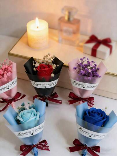 情人节迷你人造花束包含：1 朵人造玫瑰、人造满天星、花束包装纸、永生花、婚礼回礼盒、婚礼用品、婚礼礼品套装、婚车装饰、装饰道具、摄影道具、情人节礼物、婚礼纪念品、节日派对家居桌面装饰、活动礼盒、糖果纪念品等。