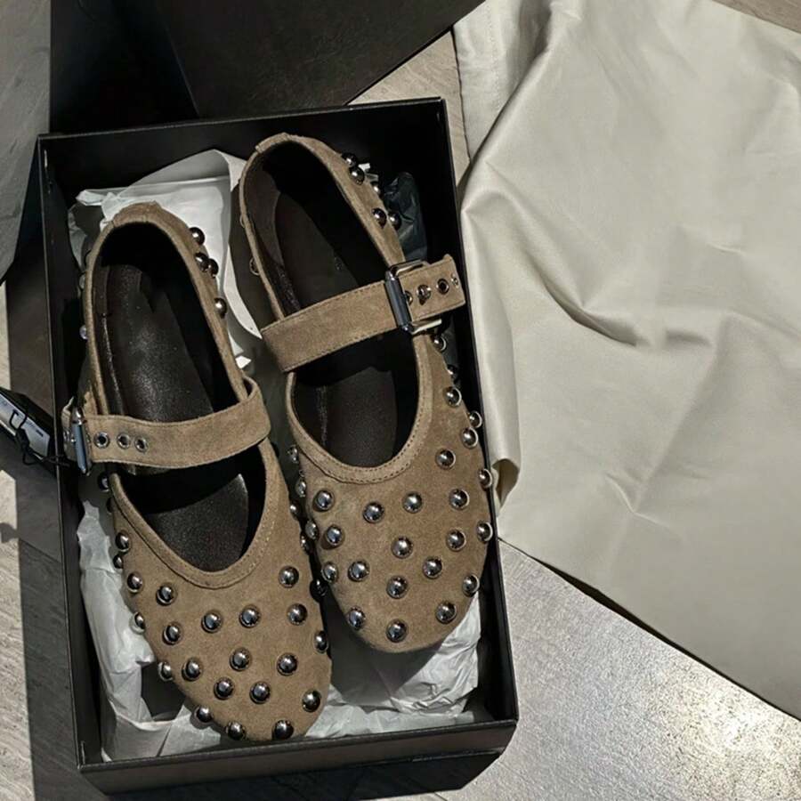 Giày bệt nữ kiểu Mary Jane đính đinh tán và có khóa cài, mũi tròn, giày thời trang. - Màu Khaki - Xem 1