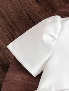 Set de 2 piezas: Blusa corta blanca de verano con mangas abullonadas de perlas + Minifalda de satén con volantes en el bajo, estilo callejero dulce para niña - Blanco - Ver 7