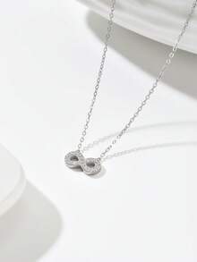 1件优雅的无限符号吊坠项链，简约而不失精致的设计，镶嵌闪亮水钻，适合日常佩戴、约会、派对等各种场合。