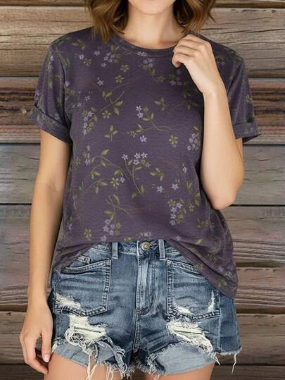 女士宽松短袖T恤，紫色碎花图案，适合春夏休闲穿着，日常、旅行、工作、婚礼、派对、海滩、睡衣等多种场合。