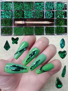 KIRAME 21 Compartments DIY Nail Art K9 Glass Deep Green Flat Bottom Rhinestone Set - 30pcs High Gloss Rhinestones Per Compartment, Includes 1 Dotting Pen, Nail Gems, Suitable For Nail Salons, Home Manicure, Nail Art Supplies, Christmas, New Year, Valentine's Day Nail Art, Holiday Gifts, Also Applicable To Crafts, Clothing, Textiles, Shoes, Glassware, Jewelry Making - Multi-Size Shiny Decorations Nails - 綠色 - 查看 4