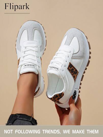Flipark 1双休闲运动舒适百搭运动鞋，豹纹装饰，白色和灰色撞色皮革+绒面革拼接低帮日常休闲鞋