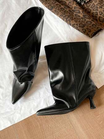 Botas cortas de tubo sexy estilo europeo y americano para mujer 2025 Otoño/Invierno Nuevas botas de punta estrecha de tacón fino, tubo corto con pliegues y tubo ancho, botas vaqueras occidentales, botas cortas de moda para otoño, invierno, botines, botas holgadas, otoño, botas para mujer, tacones de gatito, atuendos de fiesta