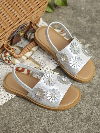 2026春夏新款银色雏菊闪亮钻石女童凉鞋，软底防滑趾带平底凉鞋，适合度假、宴会、上学等场合，百搭仙女鞋