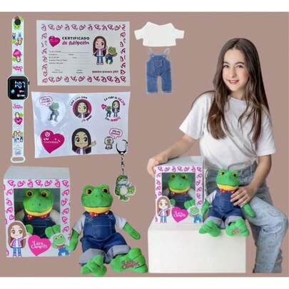 Rene Peluche Rana Regalos Bonitos Para Bebés Lara 30cm Rana Rene Lara Campos Con Overol Set de 8 piezas: 1 reloj, 1 llavero, ropa y tarjetas, pegatinas, 1 peluche de rana y 1 caja