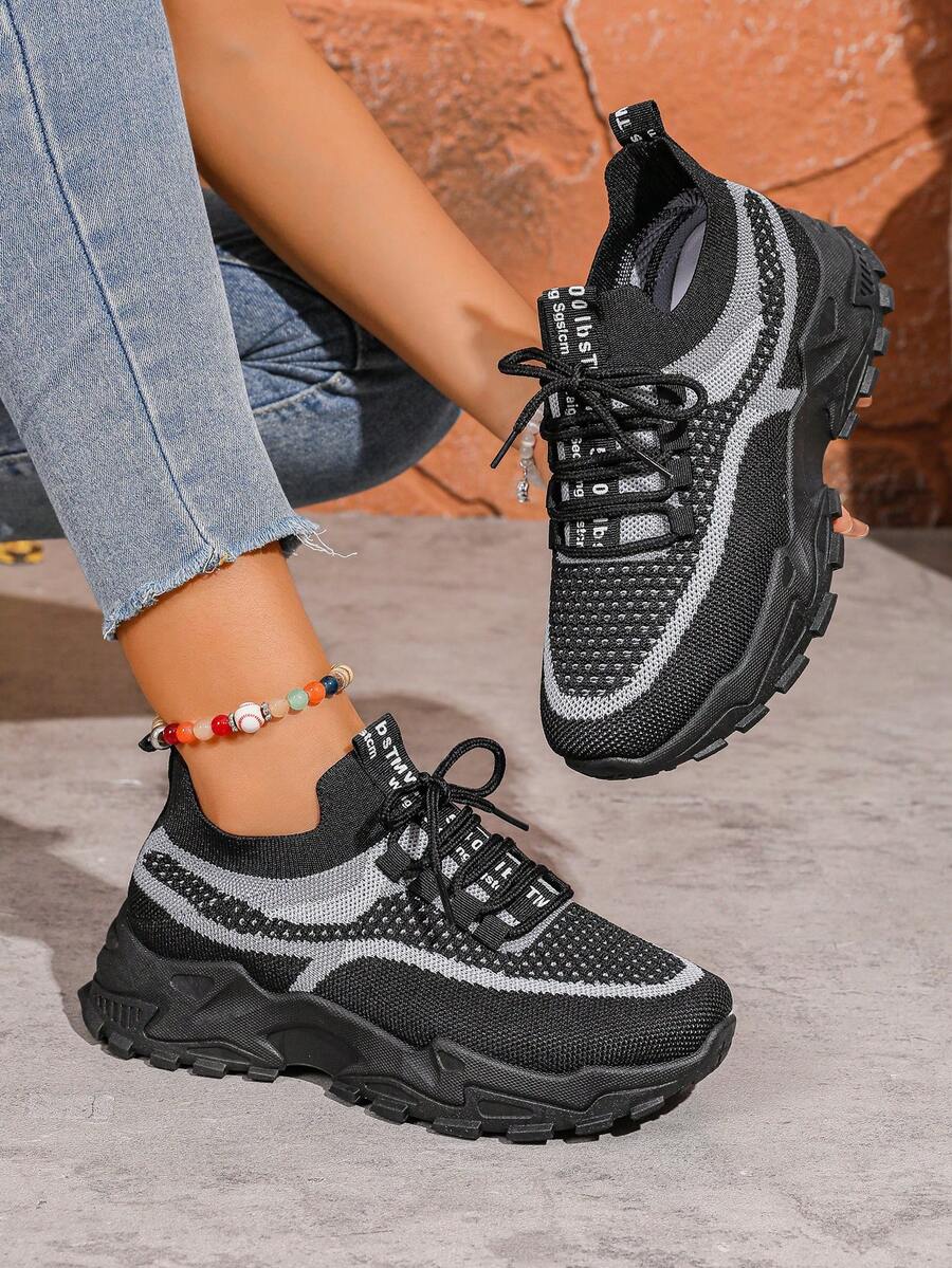 1 par de zapatillas de mujer, zapatillas deportivas casuales cómodas con suela blanda y transpirable, diseño de puño elástico, patrón exquisito, antideslizante y transpirable - Negro - Ver 1