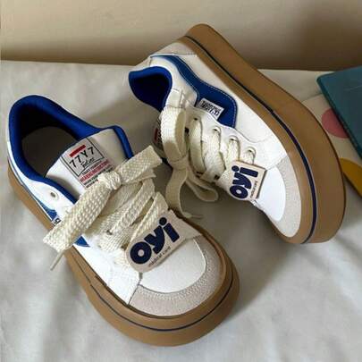 Zapatillas de plataforma versátiles para mujer, nuevas zapatillas blancas de estilo alemán con suela gruesa elegante y de nicho para el verano 2025