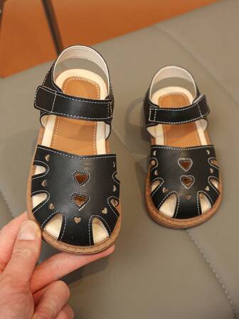 1 par de sandalias planas casuales con suela suave, punta redonda y estampado de corazón en PU para bebés/niños pequeños, aptas para niños y niñas de 3 a 15 años, para uso diario, fiesta de cumpleaños, playa, viaje, escuela, primavera/verano 2026