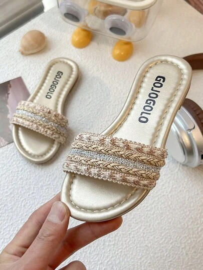 A Pair Of Girls' Lace Woven Decorative PU Leather Anti-Slip Open-Toe Slippers With A Flat And Elegant Style Are Perfect For Pre-School Party Outfits, Family Dinners, And Shopping In Malls During The National Day Holiday