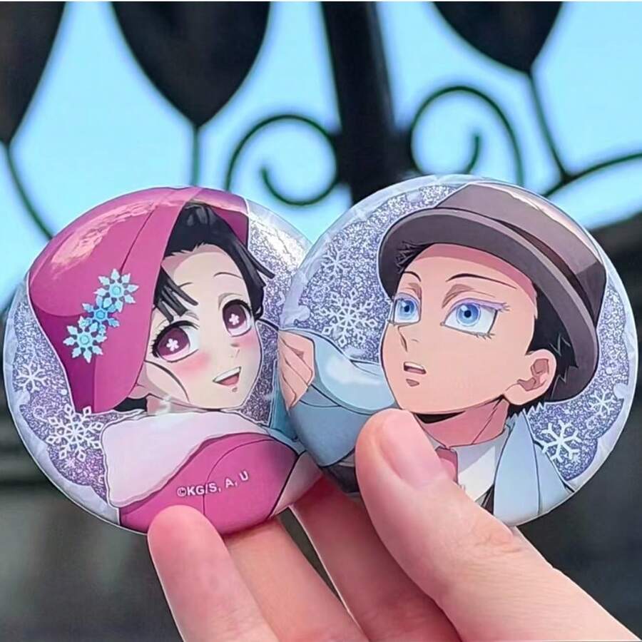 75mm动漫甘露寺蜜璃冬季系列金属徽章挂件，可爱设计 - 彩色 - 查看 1