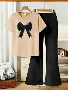 Bộ 2 món phù hợp cho bé gái tuổi teen: 1 áo thun cổ tròn in nơ và 1 quần ống loe dáng casual. Rất thích hợp cho mùa xuân và mùa hè, có thể mặc đi mua sắm, dự tiệc, chơi thể thao, du lịch và đến trường. Một món quà tuyệt vời dành cho bé gái tuổi teen. - Nhiều màu - Xem 2