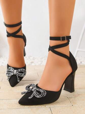 黑色优雅踝带高跟鞋，饰有水钻蝴蝶结，镂空粗跟时尚正装鞋，尖头设计，通勤鞋，春秋新款