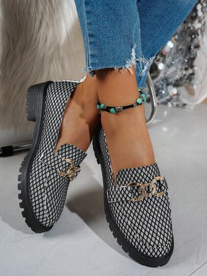 Eleganti mocassini da donna stile coreano con decorazione in catena punta tonda nera. Design personalizzato con paillettes traforato, dal look lussuoso e da festa, con tacco chunky. Versatili per pendolarismo, lavoro, uso casual. Ottimo regalo per la Festa degli Insegnanti/Festa della Mamma