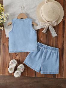 2 Stück Neugeborene Baby Mädchen Lässiger süßer Stil Rundhals Einreiher Jeans Weste Top kombiniert mit 3D Schleife Design Destroyed Jeans Shorts Set, Frühling/Sommer - Helle Waschung - Übersicht 3