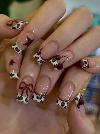 24 ชิ้น เล็บปลอมอะคริลิคลายวัว Y2K ทรงสี่เหลี่ยมสั้น ติดด้วยกาว โบว์สีแดง เชอร์รี่ ดาว เล็บปลอมสีนู้ดปลายเฟรนช์ งานศิลปะ ติดเล็บ ใช้ซ้ำได้ คุณภาพระดับซาลอน สำหรับงานปาร์ตี้ ชีวิตประจำวัน ของขวัญสำหรับผู้หญิงและเด็กผู้หญิง วันวาเลนไทน์