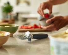 Joseph Joseph Elevate Ice Cream Scoop With Easy Trigger Release And Intergrated Tool Rest Improves Hygiene, Non Slip Handle - trắng - Xem 2