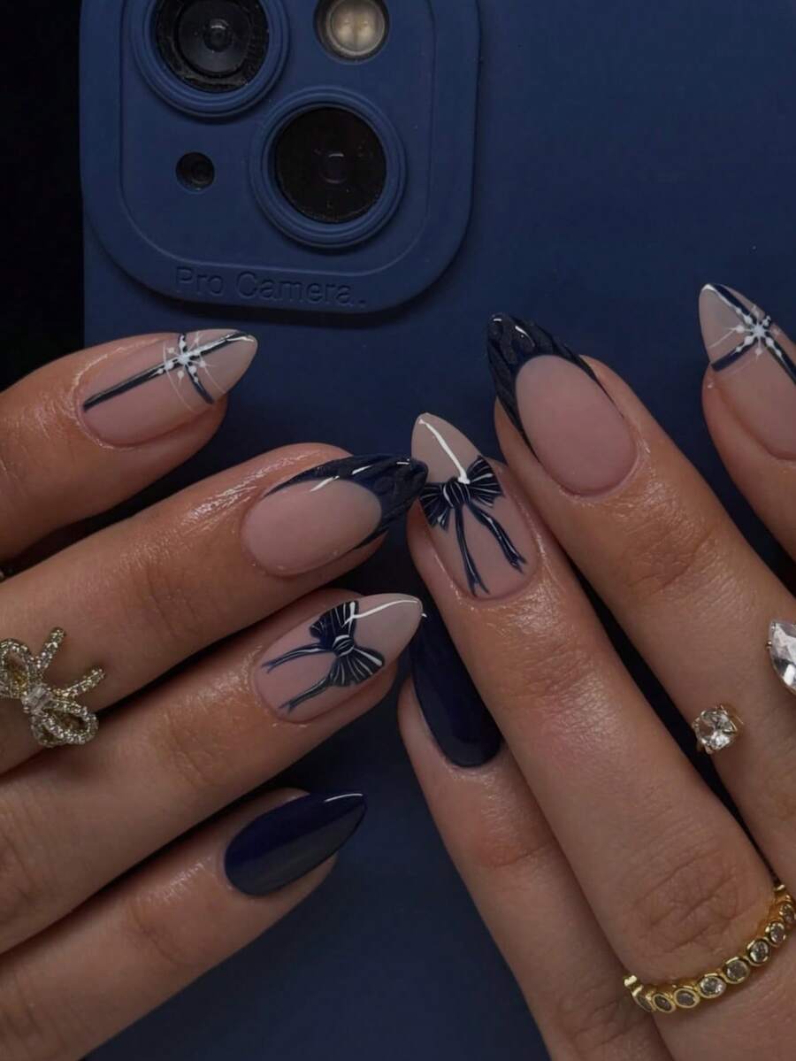 24片杏仁形美甲贴片，蓝色法式风格，白色点缀，饰有蝴蝶结、雪花和线条图案。杏仁形美甲酷炫精致，独特风格，完美适用于派对、活动和日常佩戴。