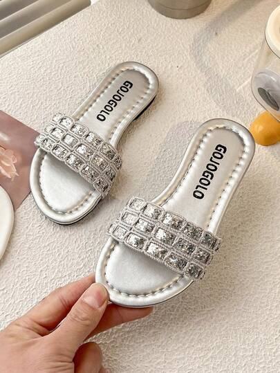 A Pair Of Girls' Full-Diamond Decorated Glossy PU Leather Anti-Slip Open-Toe Slippers With A Flat And Elegant Style Are Perfect For Pre-School Party Outfits, Family Dinners, And Shopping In Malls During The National Day Holiday