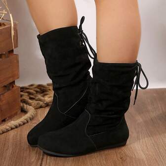 Höst/vinter eleganta svarta stövlar för kvinnor, snörningsdekorerade slip-on-stövlar i konstmocka, matchande svart kjol